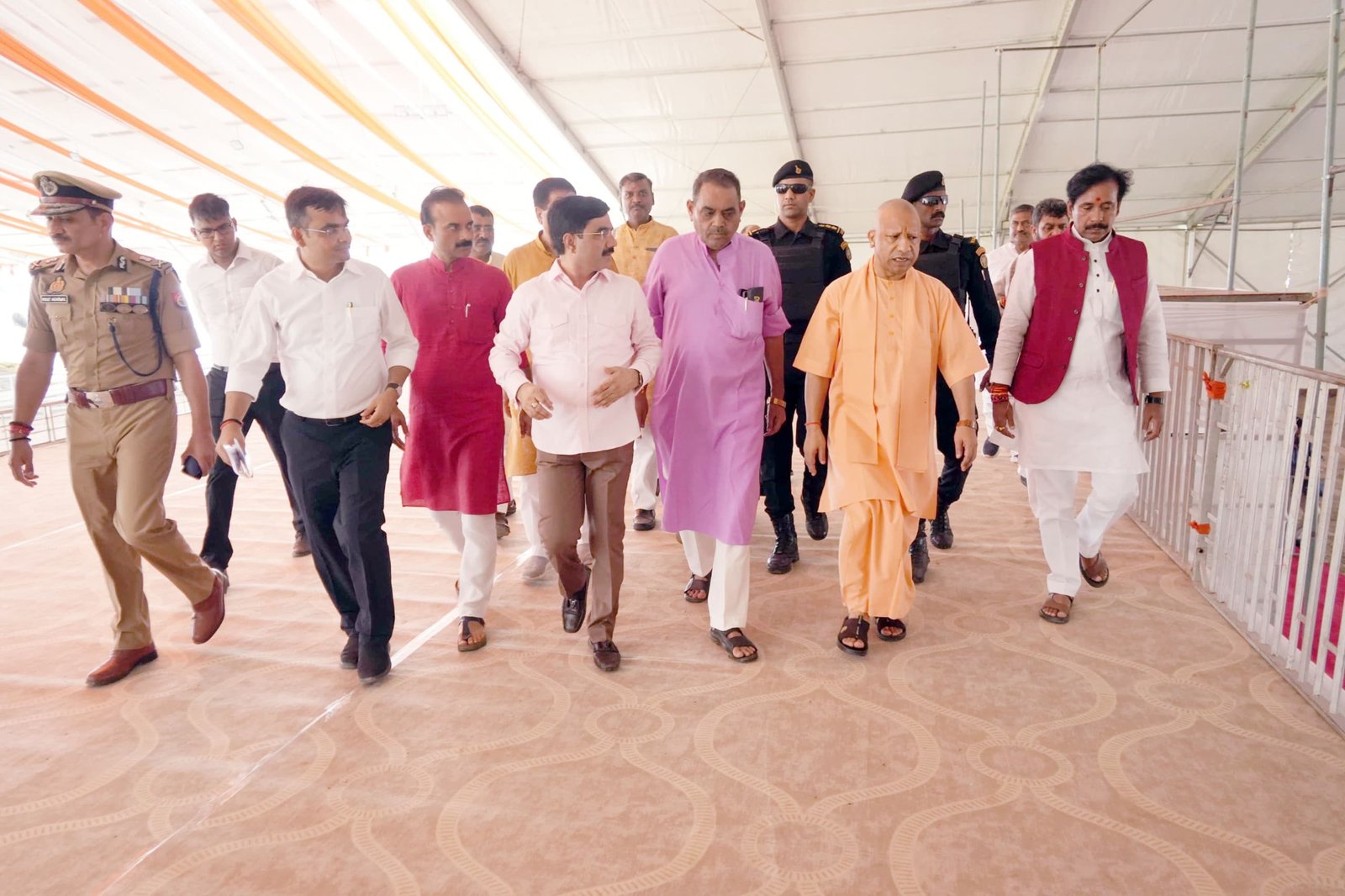 मुख्यमंत्री योगी आदित्यनाथ ने किया प्रधानमंत्री के प्रस्तावित जनसभा स्थल का निरीक्षण