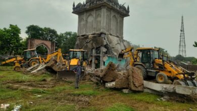 बड़ी संख्या में सुरक्षाबलों की मौजूदगी में अवैध मजार पर गरजा बुलडोजर