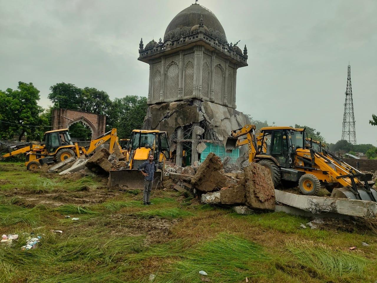 बड़ी संख्या में सुरक्षाबलों की मौजूदगी में अवैध मजार पर गरजा बुलडोजर