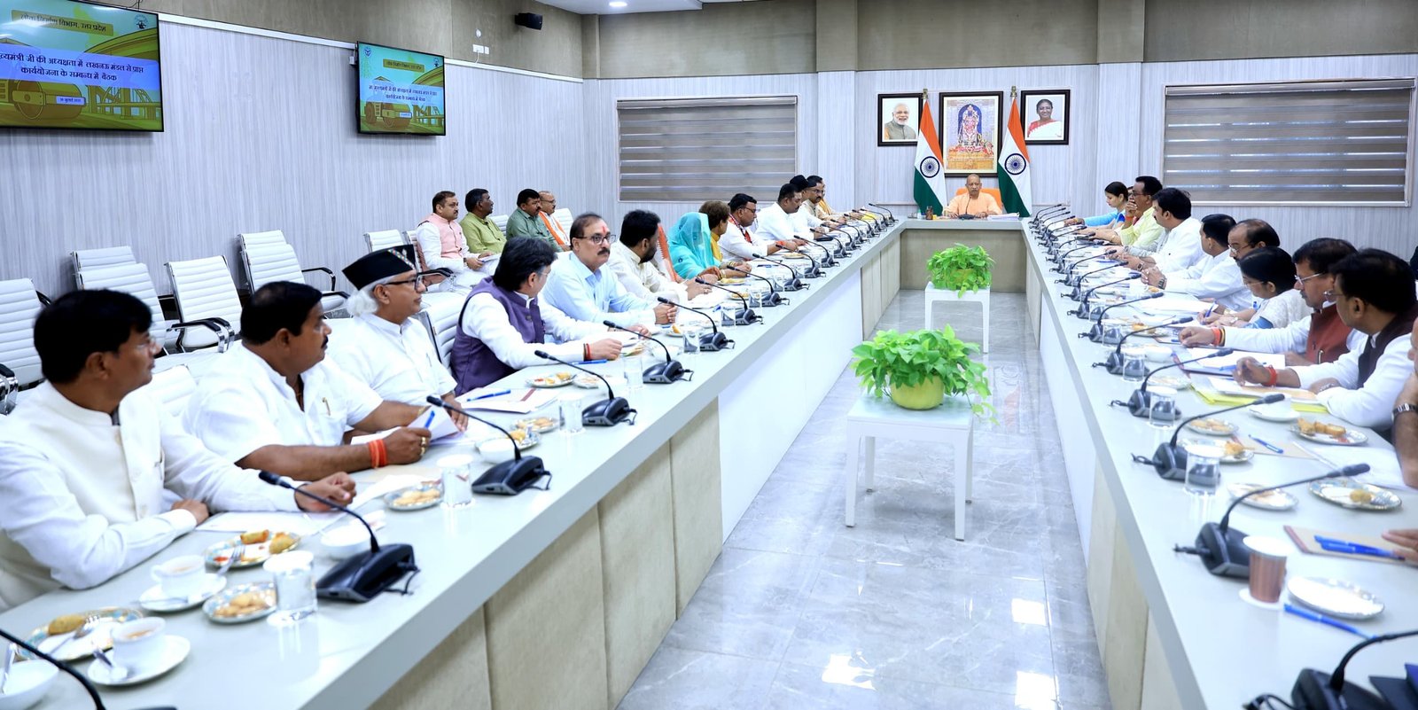 मुख्यमंत्री योगी आदित्यनाथ ने बुधवार को लखनऊ मंडल के जनप्रतिनिधियों के साथ की संवाद बैठक