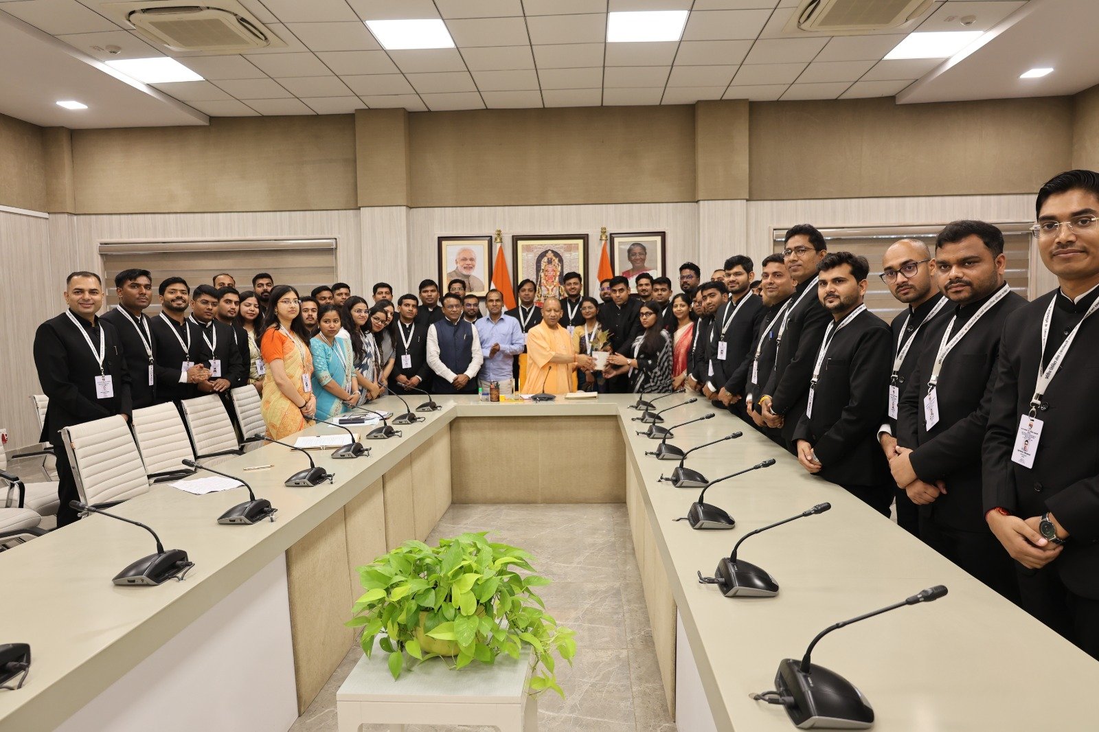 पीसीएस 2022 बैच के 07 और 2023 बैच के 38 प्रशिक्षु अधिकारियों ने की मुख्यमंत्री से भेंट, पाया मार्गदर्शन