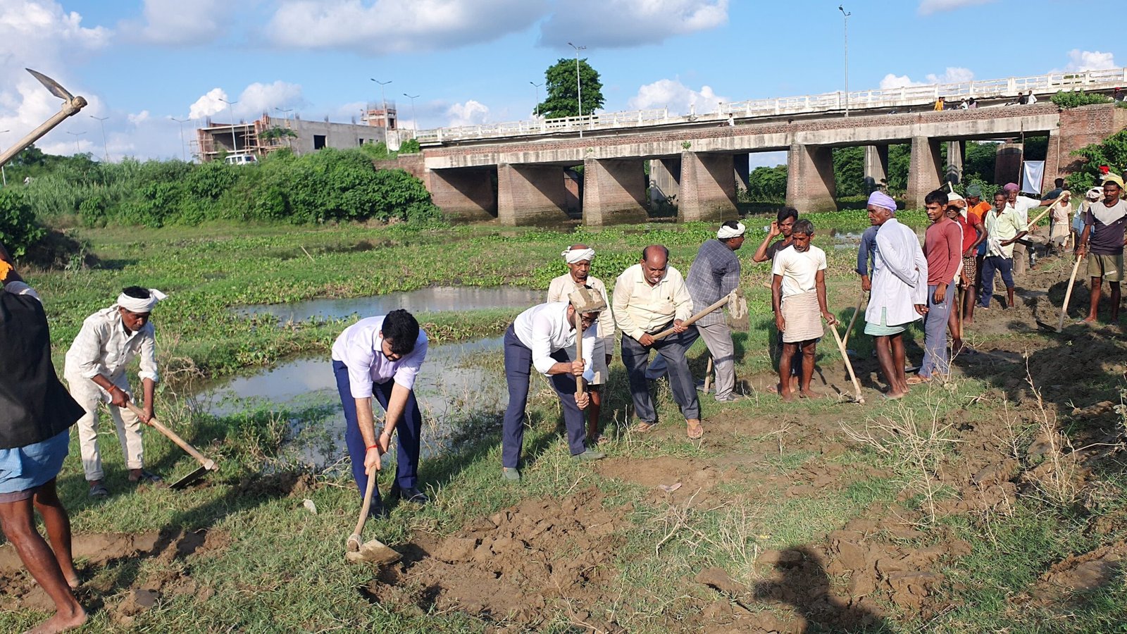 सीएम के विजन काे साकार करने के लिए श्रावस्ती जिलाधिकारी ने श्रमदान कर नदी के पुनरोद्धार का कार्य प्रारंभ किया