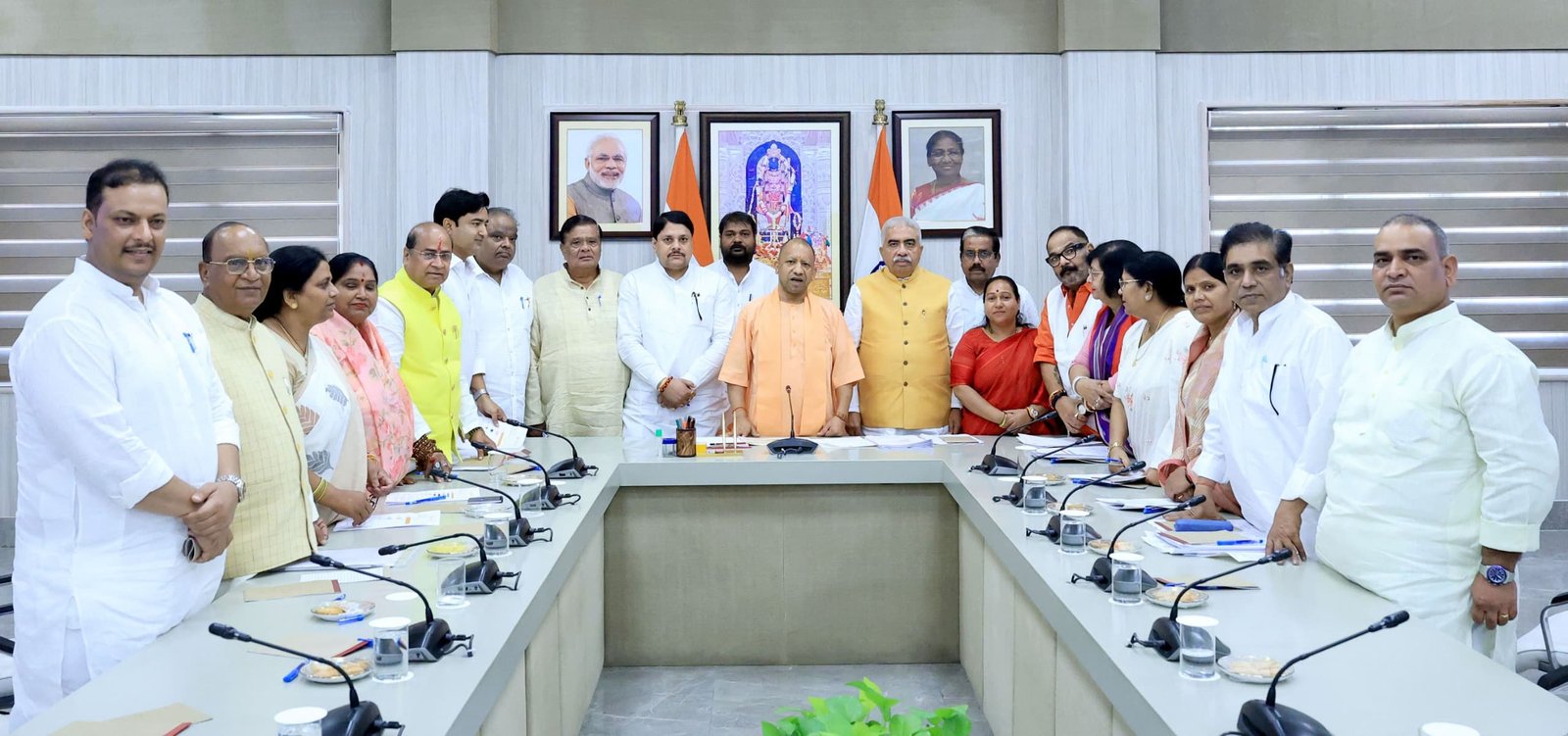 मुख्यमंत्री ने कानपुर मंडल के जनप्रतिनिधियों संग की विशेष संवाद बैठक