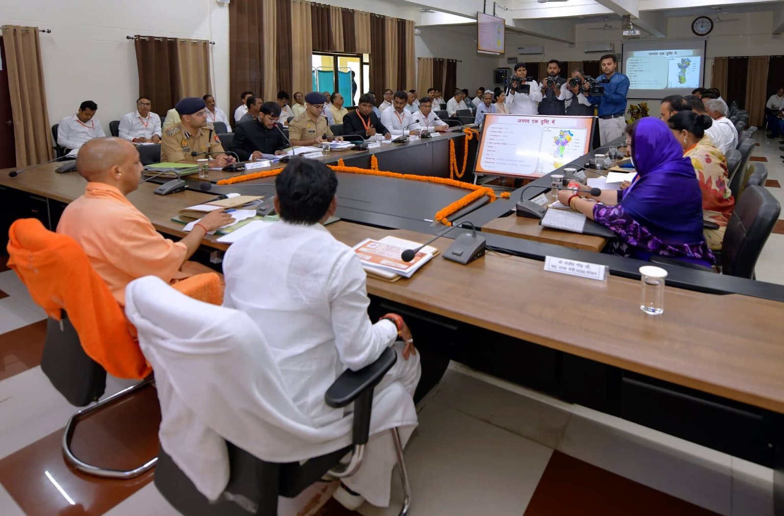 सीएम योगी ने की विकास कार्यों व कानून व्यवस्था की समीक्षा