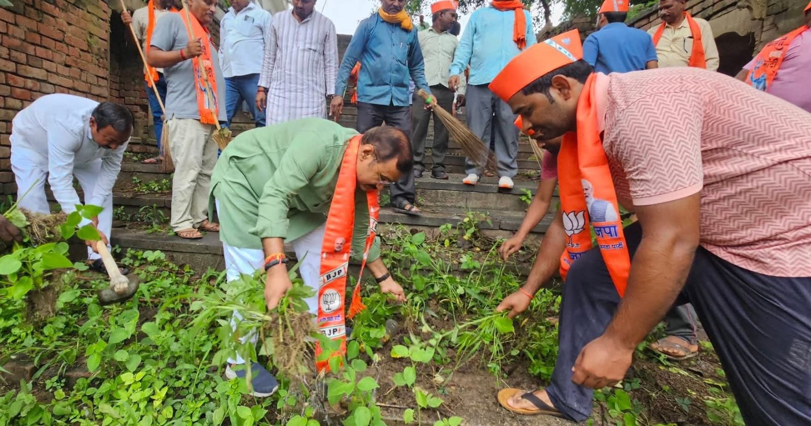 भाजपा क्षेत्रीय अध्यक्ष दिलीप पटेल ने सेवापुरी विधानसभा अन्तर्गत कालिका धाम मंडल में स्वच्छता कार्यक्रम में किया सहभाग