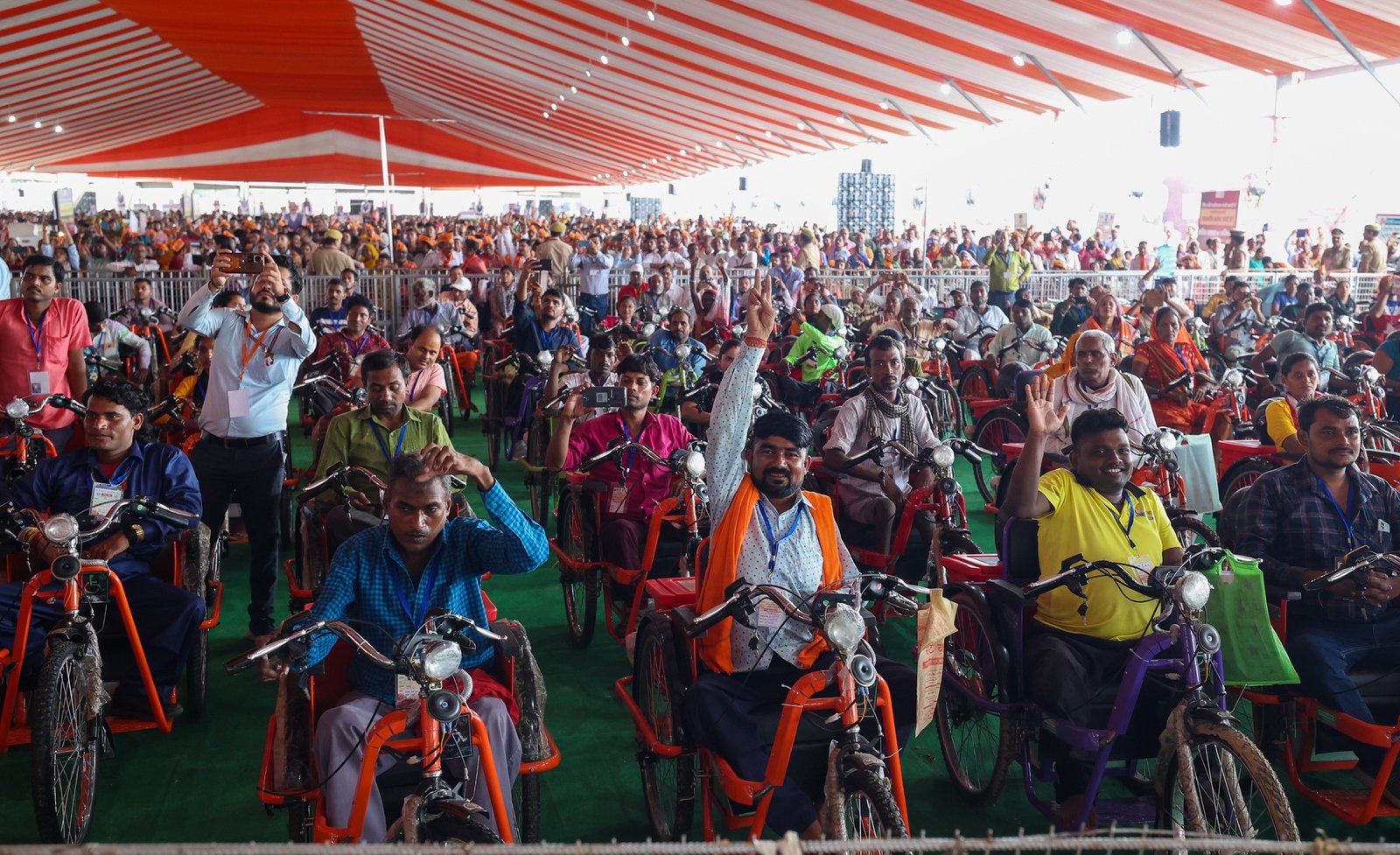 दिव्यांगजनों एवं वृद्धों के चेहरे पर आई मुस्कान