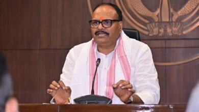 लखनऊ। उपमुख्यमंत्री ब्रजेश पाठक ने समाजवादी पार्टी और उसके अध्यक्ष अखिलेश यादव पर तीखा प्रहार किया। उन्होंने कहा कि सपा लोकतंत्र की नहीं, केवल सत्ता की पार्टी बन चुकी है। कांग्रेस से गठबंधन को उन्होंने राजनीतिक पाखंड बताया और याद दिलाया कि यही कांग्रेस थी जिसने आपातकाल लगाकर लोकतंत्र को कुचला था। पाठक ने कहा कि भाजपा संविधान की रक्षा और जनता की सेवा के लिए काम कर रही है, जबकि सपा परिवारवाद और स्वार्थवाद की राजनीति कर रही है। उन्होंने कहा, “जनता सब जानती है और सच का साथ देगी।”