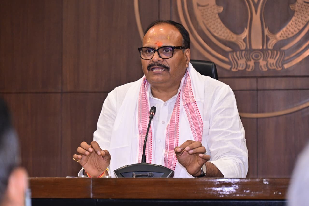 लखनऊ। उपमुख्यमंत्री ब्रजेश पाठक ने समाजवादी पार्टी और उसके अध्यक्ष अखिलेश यादव पर तीखा प्रहार किया। उन्होंने कहा कि सपा लोकतंत्र की नहीं, केवल सत्ता की पार्टी बन चुकी है। कांग्रेस से गठबंधन को उन्होंने राजनीतिक पाखंड बताया और याद दिलाया कि यही कांग्रेस थी जिसने आपातकाल लगाकर लोकतंत्र को कुचला था। पाठक ने कहा कि भाजपा संविधान की रक्षा और जनता की सेवा के लिए काम कर रही है, जबकि सपा परिवारवाद और स्वार्थवाद की राजनीति कर रही है। उन्होंने कहा, “जनता सब जानती है और सच का साथ देगी।”