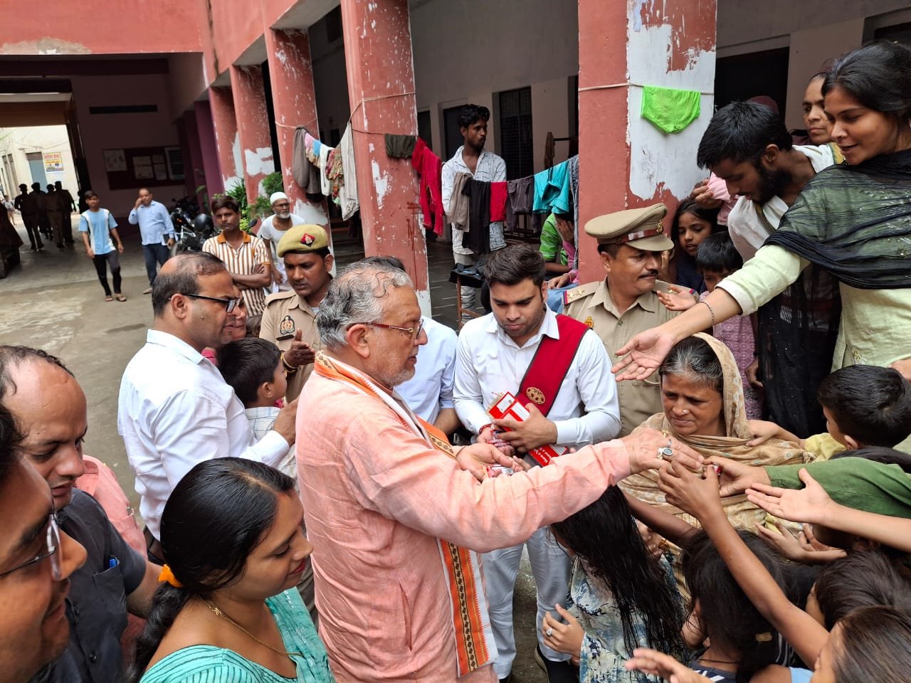वाराणसी में विभिन्न स्थानों पर पहुंचे वित्त मंत्री सुरेश खन्ना व विधायक नीलकंठ तिवारी