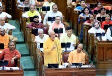 उत्तर प्रदेश विधानसभा विधानमंडल के बजट सत्र में वित्त एवं संसदीय कार्य मंत्री सुरेश कुमार खन्ना ने उत्तर प्रदेश की पहली आर्थिक समीक्षा 2025-26 सदन के पटल पर प्रस्तुत की। समीक्षा के अनुसार प्रदेश की अर्थव्यवस्था 2016-17 के ₹13.30 लाख करोड़ से बढ़कर 2024-25 में ₹30.25 लाख करोड़ हो गई है। प्रति व्यक्ति आय, निवेश, कर राजस्व और पूंजीगत व्यय में ऐतिहासिक वृद्धि ने यूपी को देश की अग्रणी राज्य अर्थव्यवस्था के रूप में स्थापित किया है।