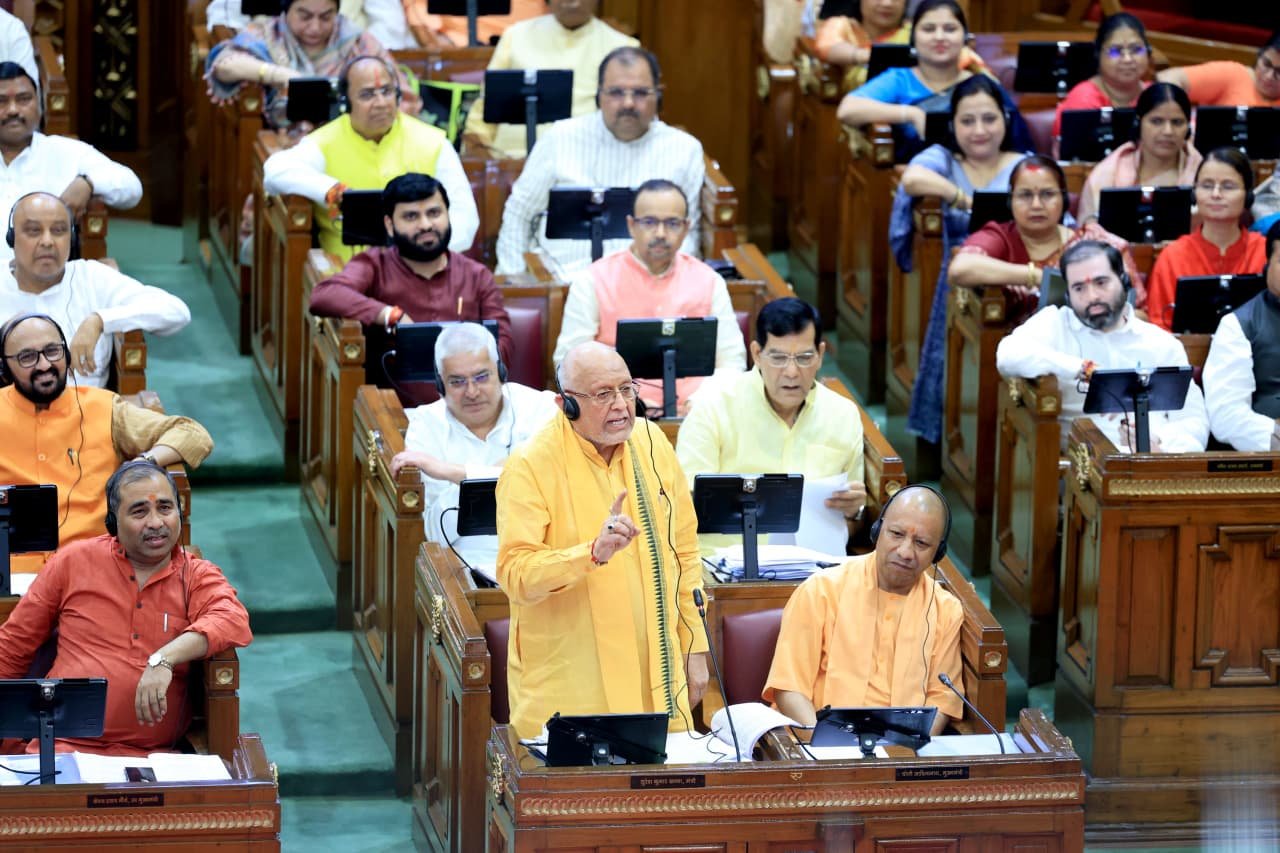 उत्तर प्रदेश विधानसभा विधानमंडल के बजट सत्र में वित्त एवं संसदीय कार्य मंत्री सुरेश कुमार खन्ना ने उत्तर प्रदेश की पहली आर्थिक समीक्षा 2025-26 सदन के पटल पर प्रस्तुत की। समीक्षा के अनुसार प्रदेश की अर्थव्यवस्था 2016-17 के ₹13.30 लाख करोड़ से बढ़कर 2024-25 में ₹30.25 लाख करोड़ हो गई है। प्रति व्यक्ति आय, निवेश, कर राजस्व और पूंजीगत व्यय में ऐतिहासिक वृद्धि ने यूपी को देश की अग्रणी राज्य अर्थव्यवस्था के रूप में स्थापित किया है।