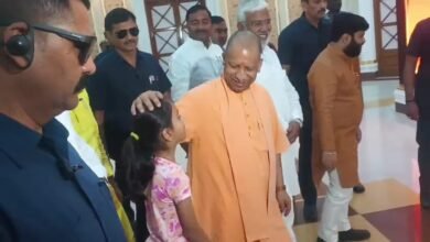 सड़क निर्माण के बाद मुख्यमंत्री योगी आदित्यनाथ को धन्यवाद कहने विधान भवन पहुंची श्रद्धा ठाकुर