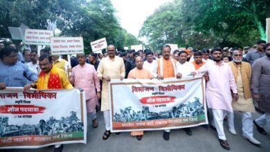 संगोष्ठी से पहले मुख्यमंत्री ने विभाजन विभीषिका पर मौन यात्रा निकाली