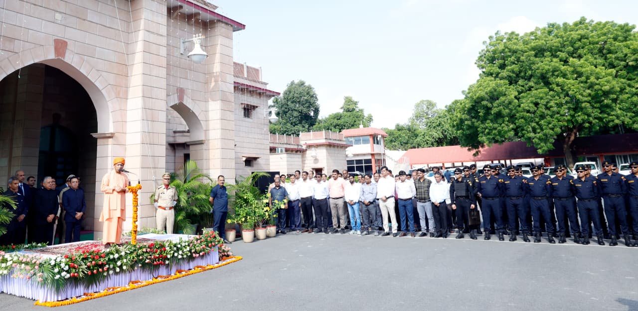 भारत के संविधान ने सम और विषम परिस्थितियों में पूरे देश को एकता के सूत्र में बांध कर सामाजिक न्याय को मजबूत किया- सीएम योगी