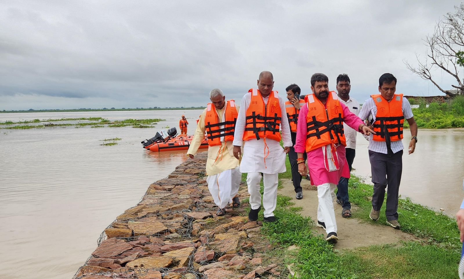 Yogi Adityanath flood relief, Uttar Pradesh flood 2025, flood affected villages UP, NDRF rescue operation, SDRF flood relief, flood shelters in UP, UP government disaster response, flood aid statistics, UP flood monitoring, relief distribution in villages