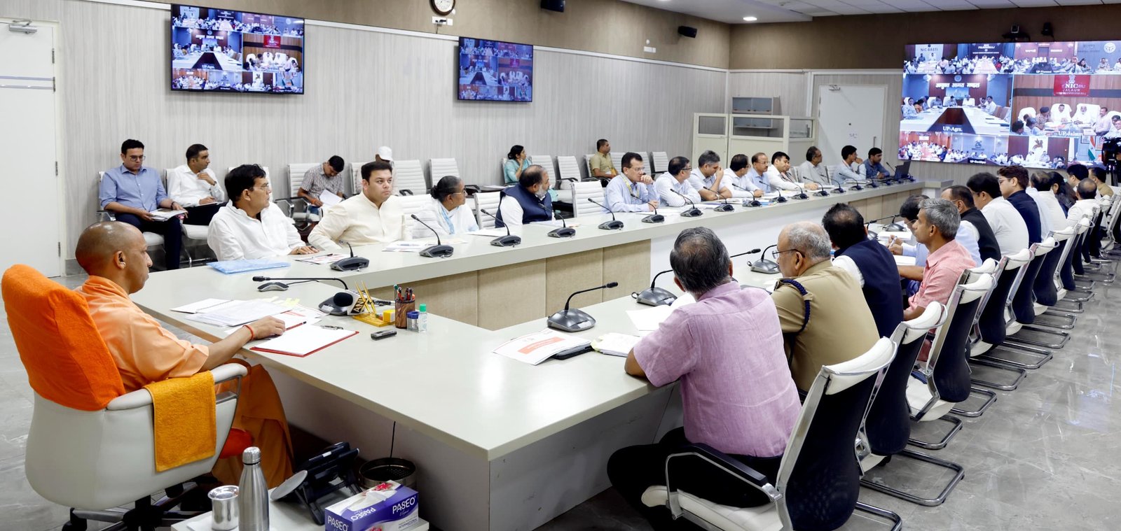 मुख्यमंत्री जी ने एक उच्चस्तरीय बैठक में वीडियो कॉन्फ्रेंसिंग के माध्यम से बाढ़ की स्थिति, आगामी पर्व एवं त्योहारों के दृष्टिगत कानून व्यवस्था, ड्रोन परिचलन, हर घर तिरंगा अभियान तथा बेसिक शिक्षा विभाग के कार्यों की समीक्षा की