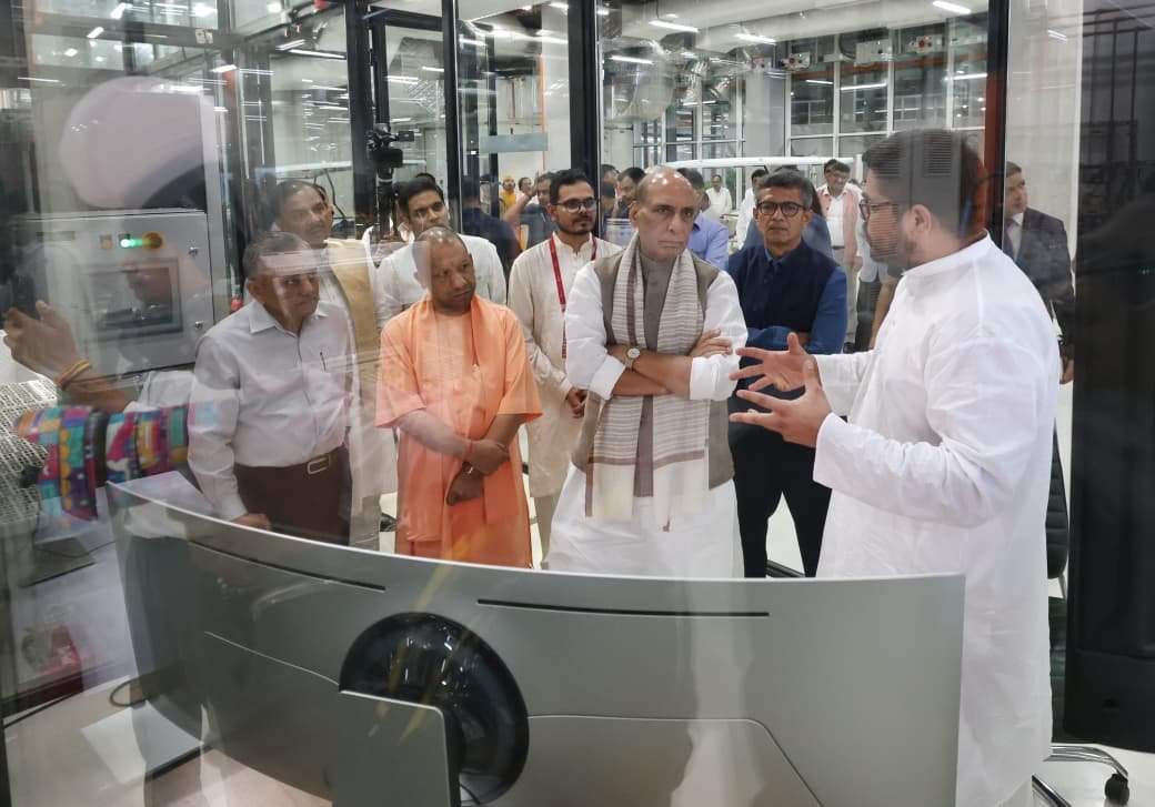 न अमेरिका, न चीन, भारतीय ड्रोन को कोई नहीं कर सकेगा डिटेक्ट: राजनाथ सिंह #RajnathSingh #DefenceMinister #AeroEngineTestBed #DroneManufacturing #NoidaDefenceHub #RefiMFiber #VishalMishra #VivekMishra #DefenceInnovation #AtmanirbharBharat #DefenceStartups #DRDOCollaboration #OperationSindoor #YogiAdityanath #NoidaInnovation #DefenceTechnology #SelfReliantIndia #MakeInIndiaDefence #IndianDefencePower #TechForDefence