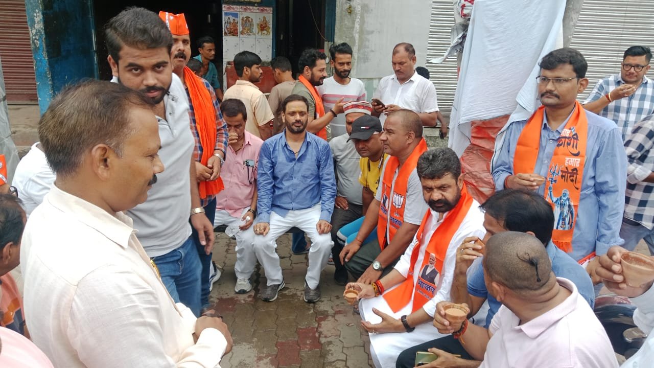 आयुष मंत्री ने मॉर्निंग वॉक पर शहीद उद्यान में आये लोगों से चाय पर की चर्चा, नागरिकों को दिया जनसभा का निमंत्रण