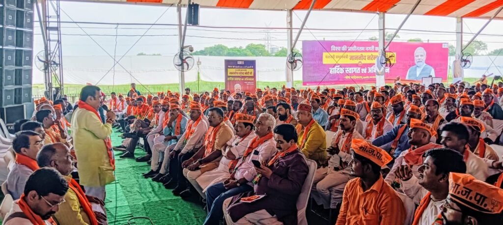 प्रधानमंत्री नरेंद्र मोदी के 2 अगस्त को काशी आगमन एवं सेवापुरी विधानसभा अंतर्गत ग्राम बनौली (कालिकाधाम) में प्रस्तावित भव्य जनसभा को लेकर भाजपा कार्यकर्ता, पदाधिकारी एवं काशीवासी पूरी तरह तैयार हैं। यह प्रधानमंत्री मोदी का 51वां काशी दौरा है, जिसे लेकर विशेष उत्साह देखा जा रहा है। खासकर बनौली गांव और आसपास के ग्रामीण अंचलों में प्रधानमंत्री के स्वागत को लेकर भारी उत्साह है। ग्रामवासी ढोल-नगाड़ों के साथ जनसभा स्थल तक जुलूस के रूप में पहुंचेंगे।भाजपा काशी क्षेत्र के क्षेत्रीय अध्यक्ष श्री दिलीप पटेल ने बनौली स्थित जनसभा स्थल पर आयोजित व्यवस्था बैठक में कहा कि प्रधानमंत्री नरेंद्र मोदी के काशी आगमन पर उनका स्वागत हर-हर महादेव के गगनभेदी उद्घोष के साथ किया जाएगा। बैठक में उन्होंने कहा कि जनसभा की व्यवस्था को 17 विभागों में विभाजित किया गया है, जिनमें मंच व्यवस्था, संख्या, नियंत्रण, सिटिंग प्लान, वाहन व पार्किंग, सुरक्षा, जल व्यवस्था, मीडिया समन्वय आदि शामिल हैं।उन्होंने बताया कि जनसभा स्थल को 20 ब्लॉकों में बांटा गया है, जहां अतिविशिष्ट अतिथि, प्रबुद्धजन, महिलाएं, दिव्यांगजन एवं मीडिया कर्मियों के लिए अलग-अलग बैठने की सुव्यवस्थित योजना बनाई गई है। श्री पटेल ने उपस्थित कार्यकर्ताओं से अपील की कि वे अपनी जिम्मेदारियों का निर्वहन पूरी निष्ठा व तत्परता के साथ करें। सभी टीमें प्रधानमंत्री के आगमन से कम से कम दो घंटा पहले यानि पूर्वांह 8.00 बजे तक अपने निर्धारित स्थलों पर पहुंच जाएं, ताकि किसी भी स्तर पर व्यवधान ना उत्पन्न हो।श्री दिलीप पटेल ने यह भी जानकारी दी कि प्रधानमंत्री के स्वागत हेतु काशी के प्रमुख मार्गों, चौराहों और स्थानों को पार्टी के झंडों, होर्डिंग्स, बैनर-कटआउट और विद्युत झालरों से सुसज्जित किया गया है। यह आयोजन काशीवासियों के गौरव और जनभावना का प्रतीक बनेगा।इस महत्वपूर्ण बैठक में एम एल सी अश्वनी त्यागी, पुर्व विधायक जगदीश पटेल,भाजपा जिलाध्यक्ष एवं एमएलसी हंसराज विश्वकर्मा, एमएलसी अश्विनी त्यागी, राजेश राजभर,राम प्रकाश दुबे,क्षेत्रीय मीडिया प्रभारी नवरतन राठी,देवेंद्र सिंह,अनिल श्रीवास्तव, प्रवीण सिंह गौतम,सह प्रभारी संतोष सोलापुरकर, सुरेश सिंह, जगदीश त्रिपाठी, संजय सोनकर,अरविन्द पांडेय,प्रवीण सिंह गौतम, मधुकर चित्रांश, अरविंद सिंह,महेन्द्र सिंह गौतम,शैलेष पांडेय, वंश नारायण पटेल, पवन सिंह, जेपी सिंह,  पंकज चतुर्वेदी, विनय मोर्या, देवेंद्र मोर्या समेत अनेक गणमान्य कार्यकर्ता उपस्थित रहे।