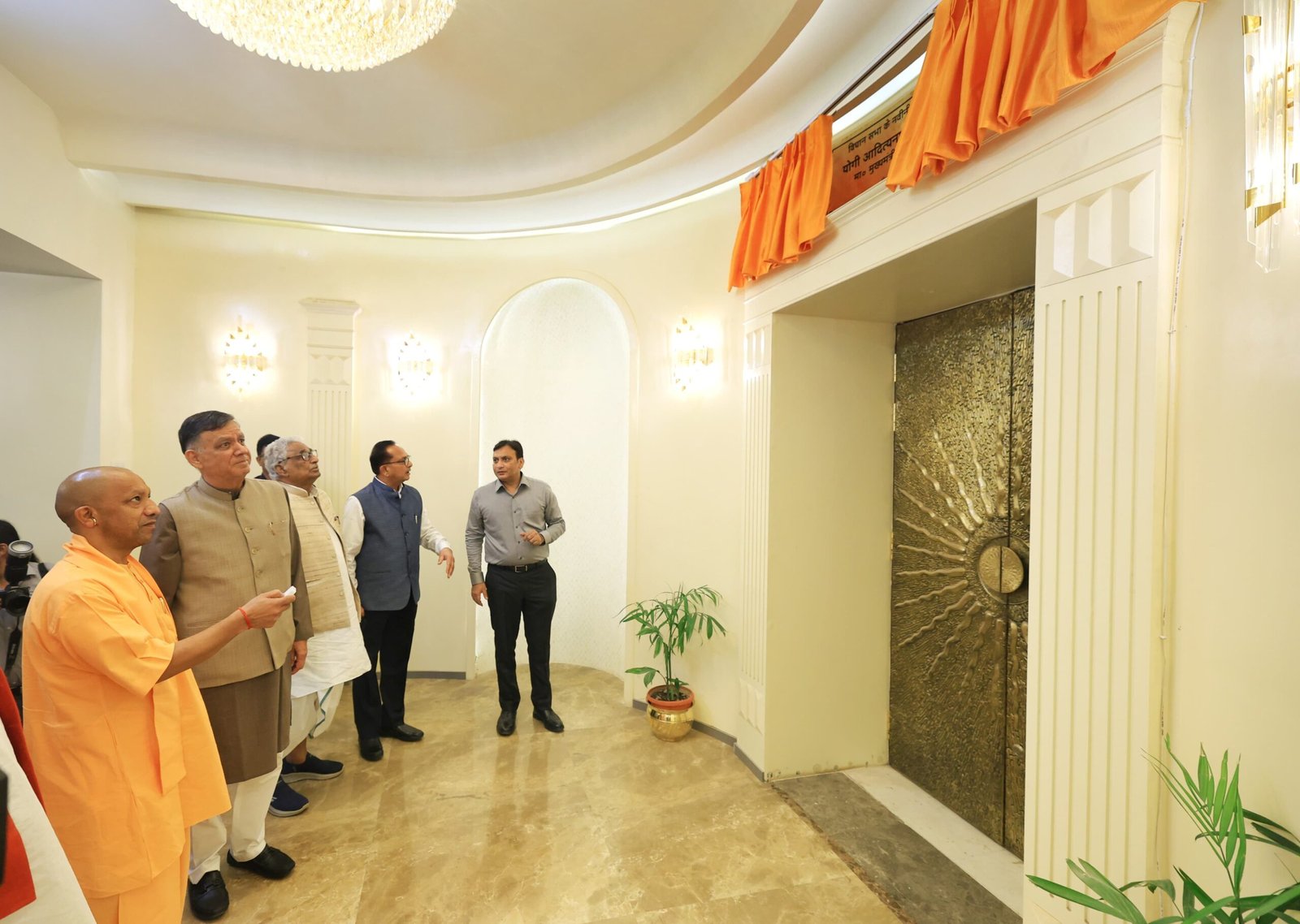 मुख्यमंत्री योगी आदित्यनाथ ने विधान भवन के प्रवेश द्वार के नए गुंबद का किया लोकार्पण