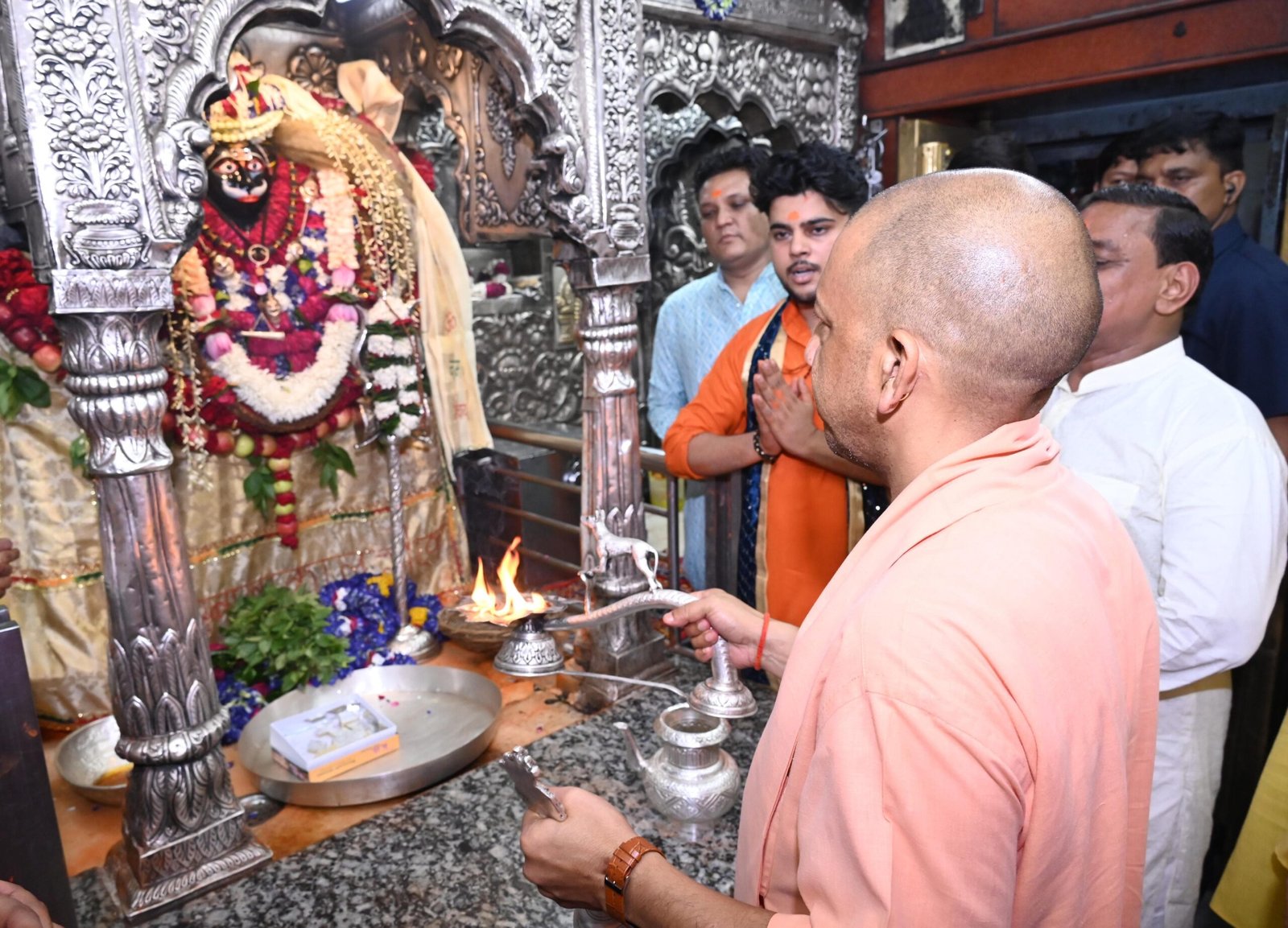 मुख्यमंत्री योगी आदित्यनाथ ने काल भैरव और काशी विश्वनाथ मंदिर में किया दर्शन-पूजन
