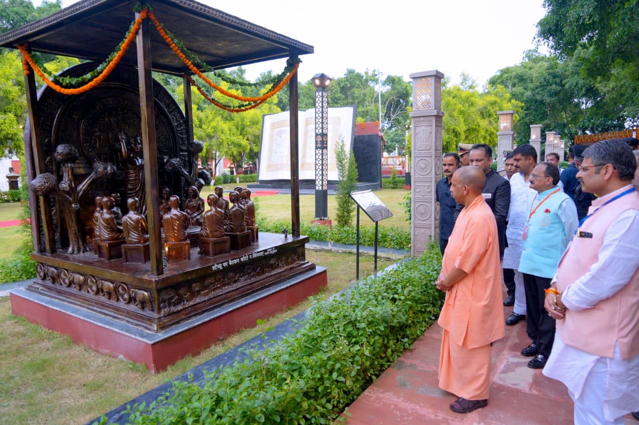 मुख्यमंत्री ने मुरादाबाद में संविधान साहित्य वाटिका का किया अवलोकन