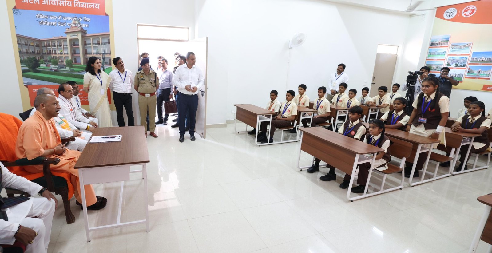 मुख्यमंत्री ने अटल आवासीय विद्यालय को बच्चों के सात की बातचीत, सेल्फी के साथ ऑटोग्राफ भी दिया और चॉकलेट भी बांटी