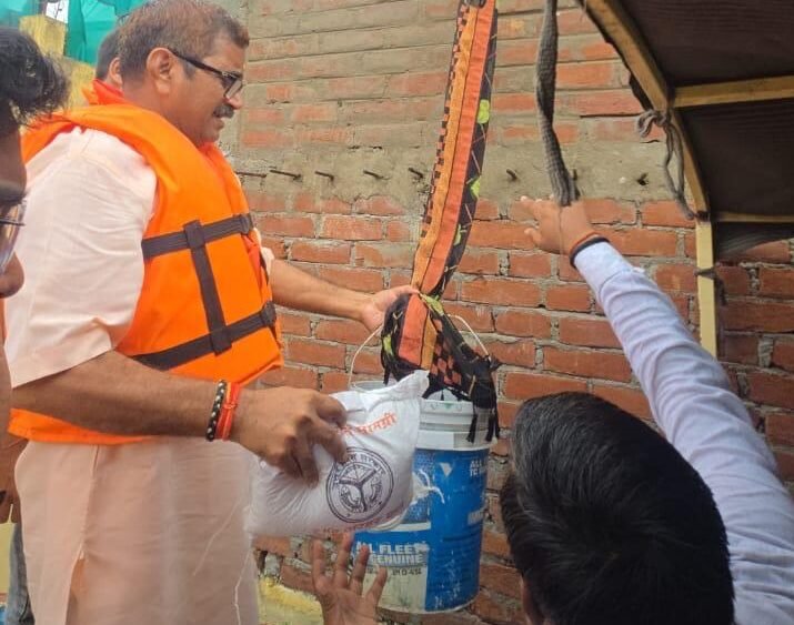 वाराणसी में विधायक नीलकंठ तिवारी ने घर-घर जाकर पहुंचाई राहत सामग्री