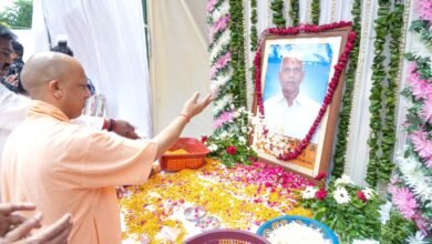 मुख्यमंत्री योगी आदित्यनाथ ने स्व. महेंद्र प्रताप मिश्रा को दी श्रद्धांजलि