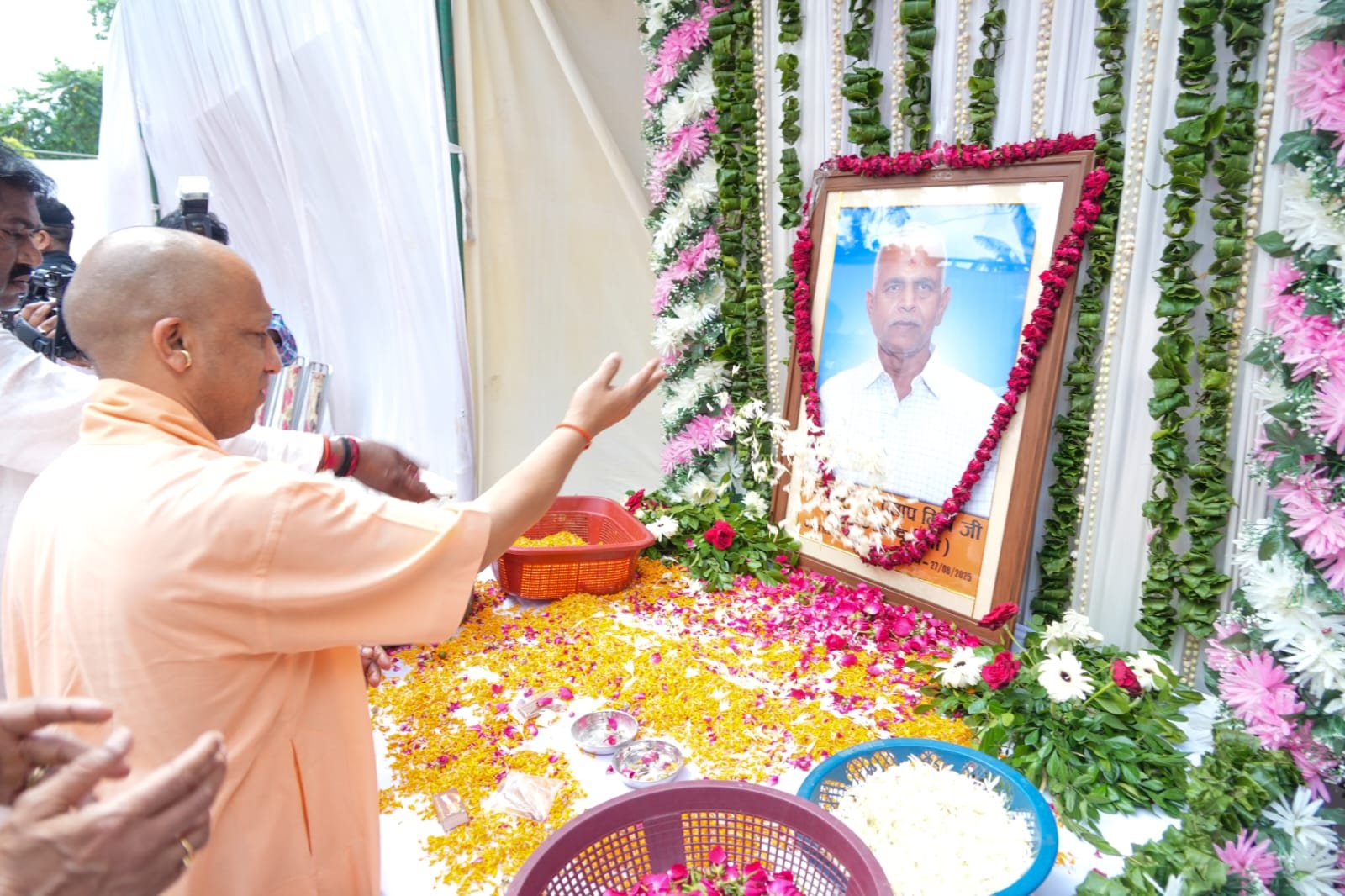 मुख्यमंत्री योगी आदित्यनाथ ने स्व. महेंद्र प्रताप मिश्रा को दी श्रद्धांजलि