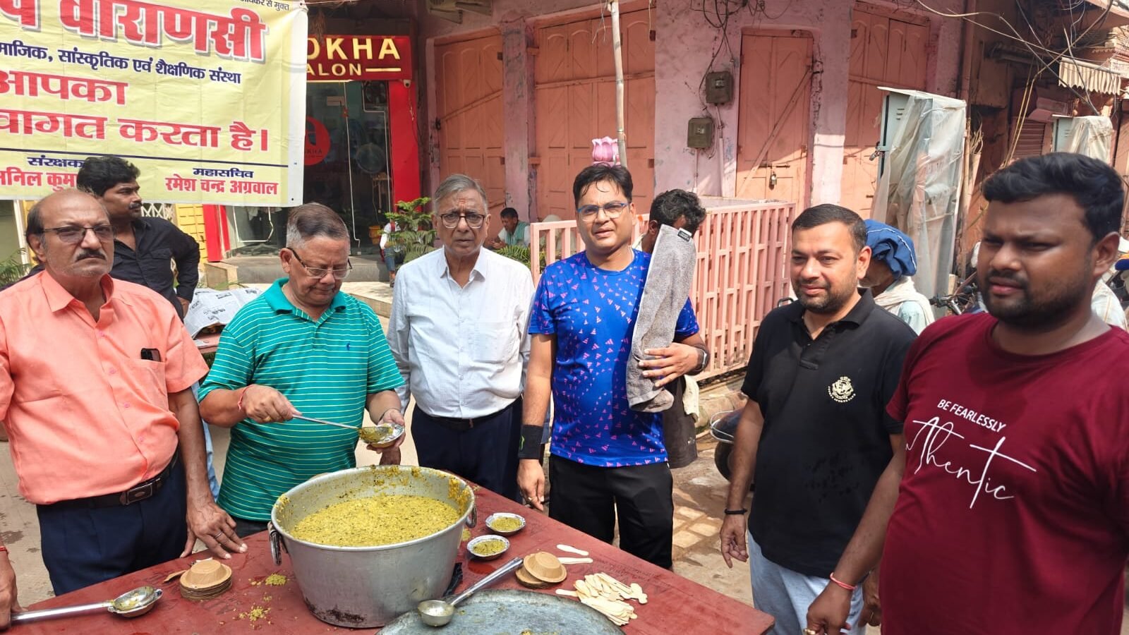 संकल्प संस्था ने जल सेवा संग भोजन दान को बताया पूर्वजों के प्रति समर्पण