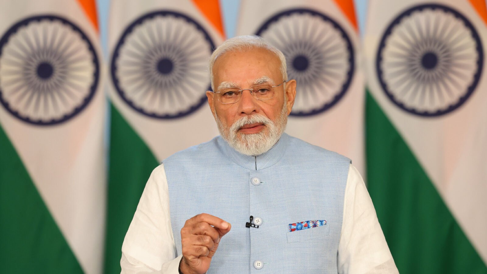 प्रधानमंत्री नरेंद्र मोदी ने विंग्स इंडिया 2026 को संबोधित करते हुए कहा कि भारत के नागर विमानन क्षेत्र में ऐतिहासिक बदलाव हो रहे हैं और यह निवेशकों के लिए बड़े अवसर प्रस्तुत करता है। उन्होंने बताया कि भारत तीसरा सबसे बड़ा घरेलू एविएशन बाजार बन चुका है और एयरलाइंस ने 1,500 से अधिक विमानों के ऑर्डर दिए हैं। पीएम मोदी ने विमान निर्माण, एमआरओ, लॉजिस्टिक्स, ग्रीन फ्यूल और एडवांस्ड एयर मोबिलिटी में दीर्घकालिक निवेश का आह्वान किया।