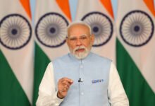 प्रधानमंत्री नरेंद्र मोदी ने विंग्स इंडिया 2026 को संबोधित करते हुए कहा कि भारत के नागर विमानन क्षेत्र में ऐतिहासिक बदलाव हो रहे हैं और यह निवेशकों के लिए बड़े अवसर प्रस्तुत करता है। उन्होंने बताया कि भारत तीसरा सबसे बड़ा घरेलू एविएशन बाजार बन चुका है और एयरलाइंस ने 1,500 से अधिक विमानों के ऑर्डर दिए हैं। पीएम मोदी ने विमान निर्माण, एमआरओ, लॉजिस्टिक्स, ग्रीन फ्यूल और एडवांस्ड एयर मोबिलिटी में दीर्घकालिक निवेश का आह्वान किया।