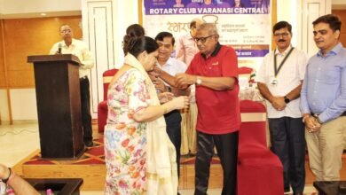 रोटरी क्लब वाराणसी सेंट्रल, रोटरी सम्मान, रोटेरियन राजेंद्र मोहन पाठक, समाजसेवा सम्मान, पितृपक्ष वाराणसी, स्मरणांजलि समारोह, सिलाई मशीन वितरण, महिला सशक्तिकरण, शिक्षा व सेवा कार्य, वाराणसी सामाजिक पहल, Rotary Club Varanasi Central, Rotary Honour, Rotarian Rajendra Mohan Pathak, Social Service Award, Pitru Paksha Varanasi, Tribute Ceremony, Sewing Machine Distribution, Women Empowerment, Education and Service Work, Varanasi Social Initiatives,
