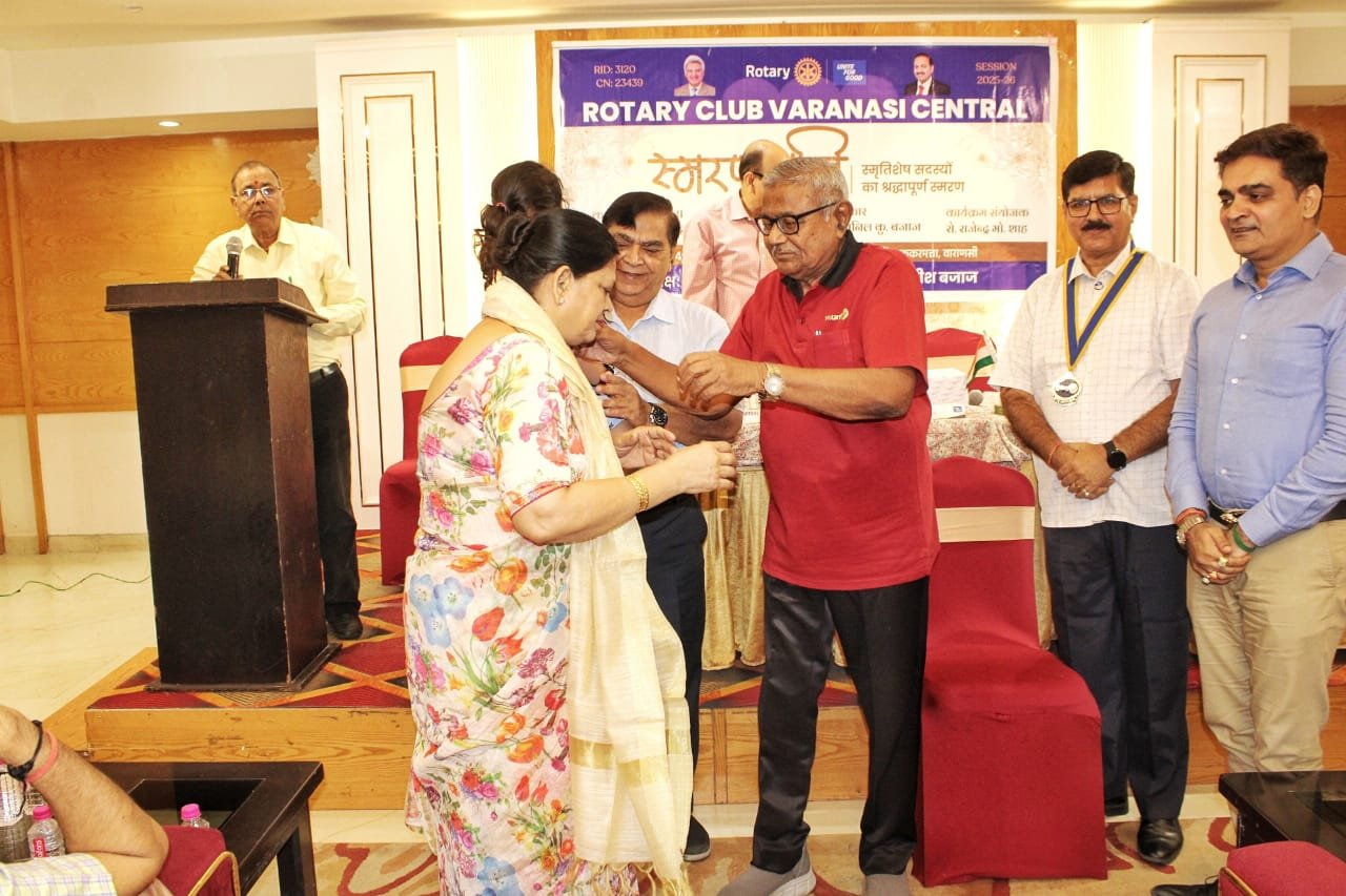 रोटरी क्लब वाराणसी सेंट्रल, रोटरी सम्मान, रोटेरियन राजेंद्र मोहन पाठक, समाजसेवा सम्मान, पितृपक्ष वाराणसी, स्मरणांजलि समारोह, सिलाई मशीन वितरण, महिला सशक्तिकरण, शिक्षा व सेवा कार्य, वाराणसी सामाजिक पहल, Rotary Club Varanasi Central, Rotary Honour, Rotarian Rajendra Mohan Pathak, Social Service Award, Pitru Paksha Varanasi, Tribute Ceremony, Sewing Machine Distribution, Women Empowerment, Education and Service Work, Varanasi Social Initiatives,
