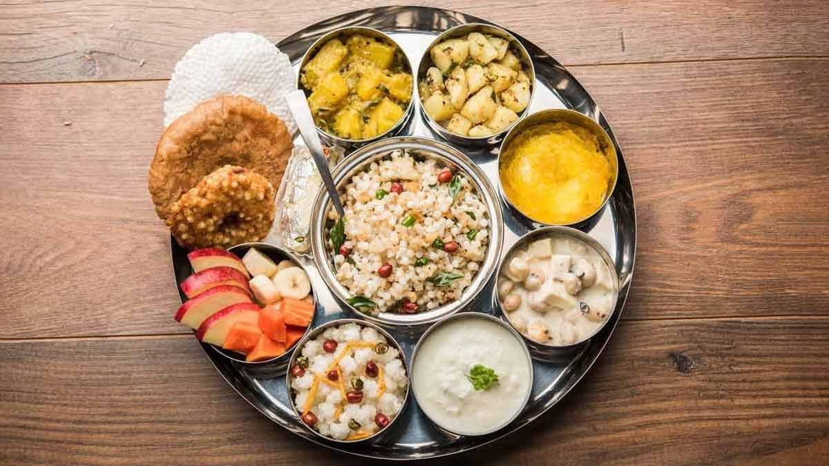 नवरात्र 2025: व्रत थाली — क्या खाएँ, कैसे बनता है जानें पूरी रेसिपी