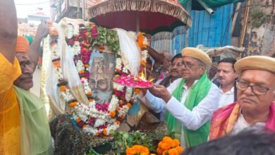 वाराणसी | श्री अग्रसेन जयंती शोभायात्रा का चौक पर संकल्प संस्था ने गर्मजोशी से स्वागत किया। संस्था के संरक्षक अनिल कुमार जैन ने महाराजा अग्रसेन के चित्र की आरती कर समाज में सहयोग और भाईचारे का संदेश दिया। शोभायात्रा में अग्रवाल समाज के लोगों ने उत्साहपूर्वक भाग लिया और जल सेवा की व्यवस्था कर मानवता का परिचय दिया। पूरे आयोजन में सामाजिक एकता, श्रद्धा और उत्साह का सुंदर संगम देखने को मिला।