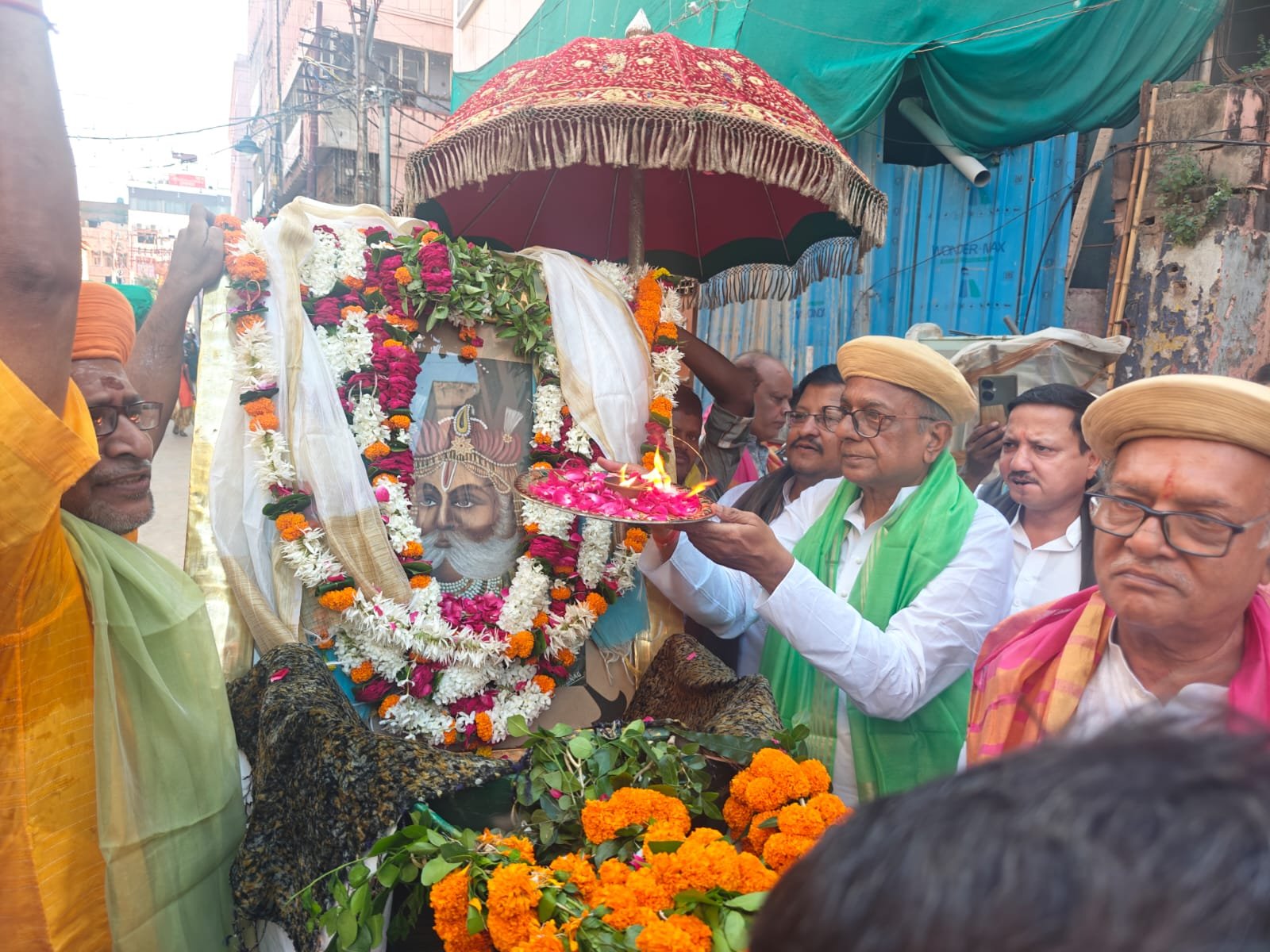 वाराणसी | श्री अग्रसेन जयंती शोभायात्रा का चौक पर संकल्प संस्था ने गर्मजोशी से स्वागत किया। संस्था के संरक्षक अनिल कुमार जैन ने महाराजा अग्रसेन के चित्र की आरती कर समाज में सहयोग और भाईचारे का संदेश दिया। शोभायात्रा में अग्रवाल समाज के लोगों ने उत्साहपूर्वक भाग लिया और जल सेवा की व्यवस्था कर मानवता का परिचय दिया। पूरे आयोजन में सामाजिक एकता, श्रद्धा और उत्साह का सुंदर संगम देखने को मिला।