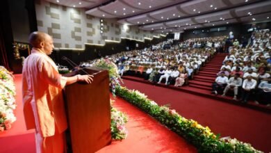 लोकभवन में आयोजित कार्यक्रम के दौरान बेसिक शिक्षा के 66 और माध्यमिक शिक्षा के 15 शिक्षक सम्मानित