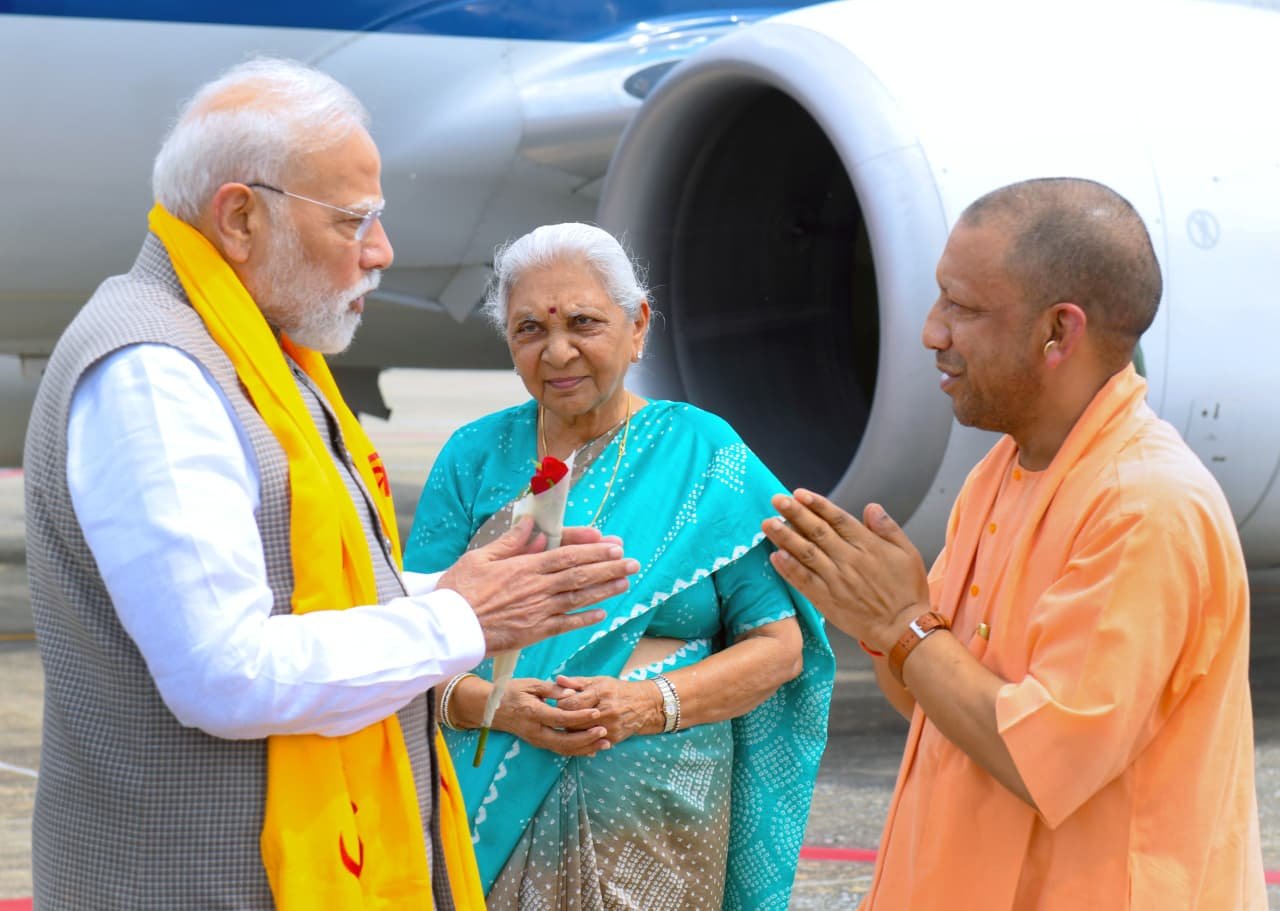 राज्यपाल व सीएम योगी ने काशी में किया प्रधानमंत्री का स्वागत