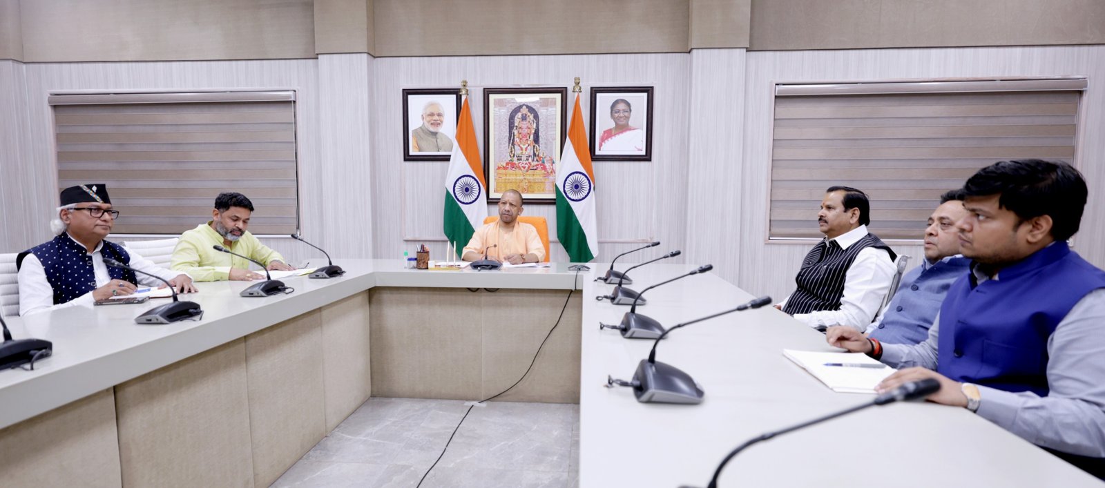 ‘घटी जीएसटी, मिला उपहार, धन्यवाद मोदी सरकार’ के स्लोगन के साथ ग्राहकों और व्यापारिक संगठनों से करें मुलाकात