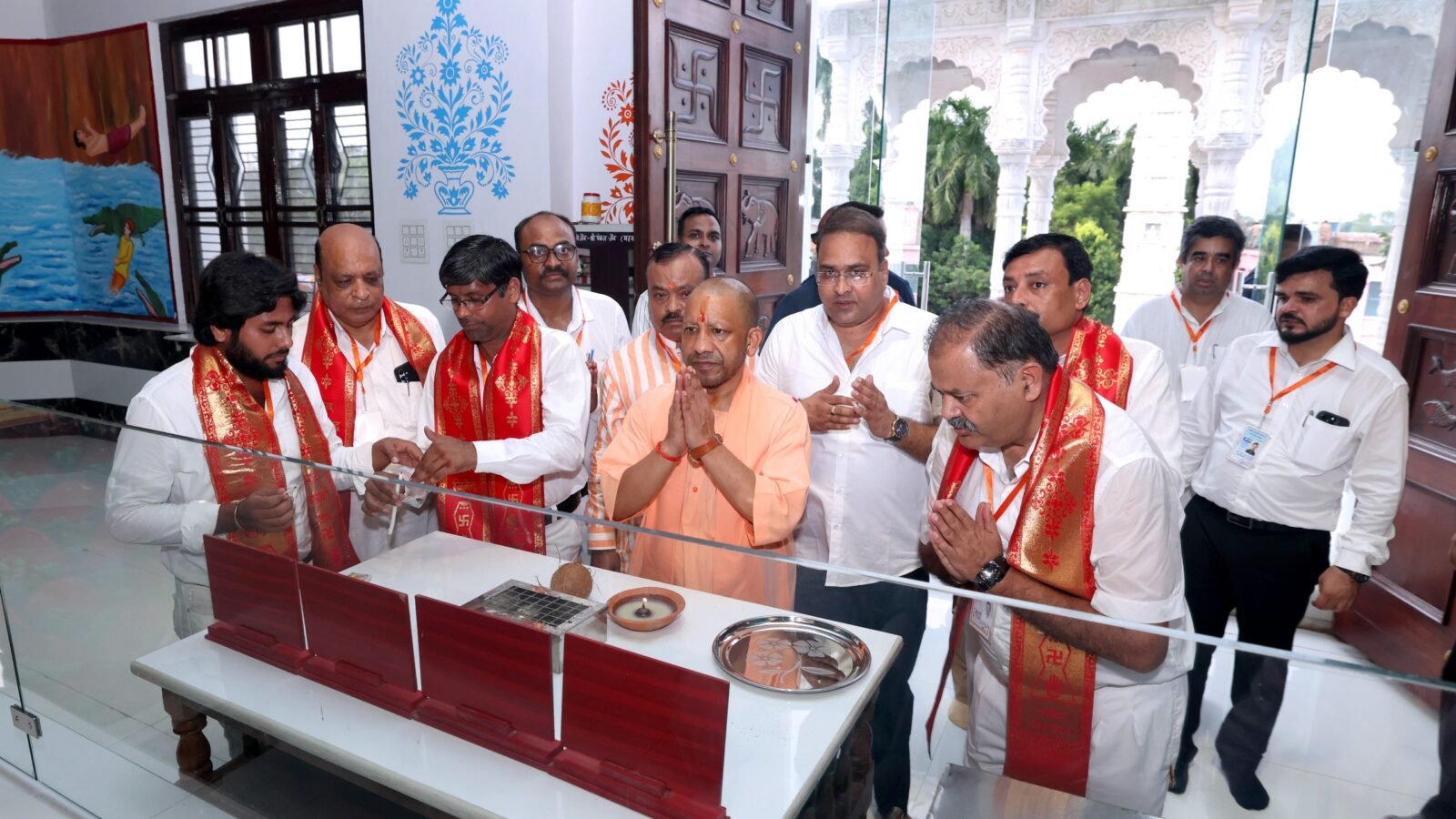 मुख्यमंत्री योगी आदित्यनाथ ने श्रावस्ती में जैन मंदिर के लोकार्पण समारोह में समाज को शांति, संयम और धर्म की दिशा दिखाते हुए कहा कि उत्तर प्रदेश अब उपद्रव की नहीं, बल्कि उत्सव की भूमि बन चुका है। उन्होंने उन लोगों को आईना दिखाया जो समाज के माहौल को बिगाड़ने की कोशिश करते हैं। सीएम ने भगवान राम, श्रीकृष्ण और जैन तीर्थंकरों की परंपरा को नमन करते हुए कहा कि सज्जन शक्ति हमेशा धर्म और लोककल्याण के मार्ग पर चलती है, जबकि दुर्जन शक्ति समाज में असंतोष फैलाती है। योगी ने कहा कि लव ने श्रावस्ती को राजधानी बनाकर इस भूमि को नई गति दी थी। उन्होंने जैन परंपरा की महानता बताते हुए कहा कि यह संयम और तप से उपजी सिद्धि पर आधारित है और भारत की सनातन संस्कृति की अमूल्य धरोहर है।