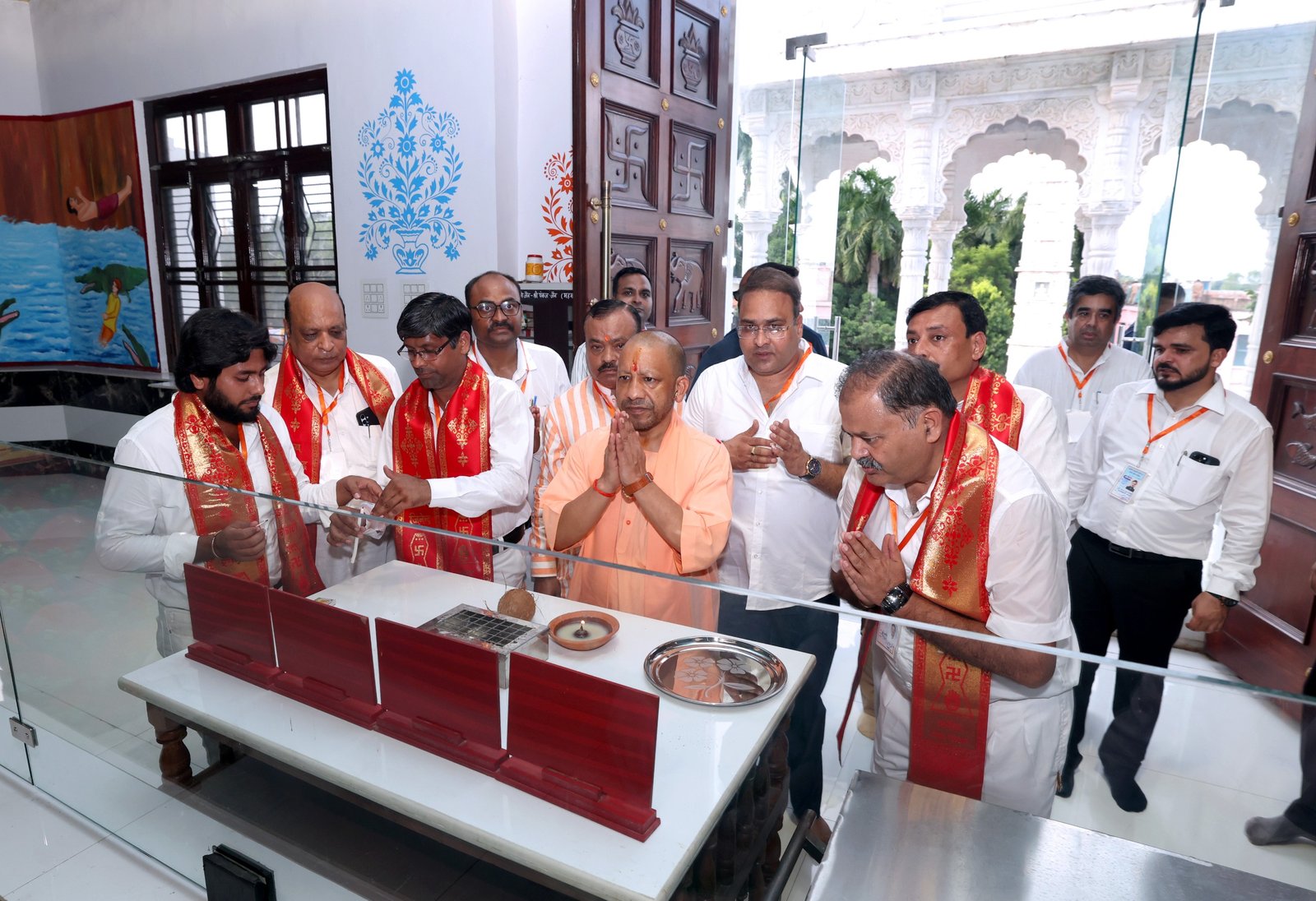 मुख्यमंत्री योगी आदित्यनाथ ने श्रावस्ती में जैन मंदिर के लोकार्पण समारोह में समाज को शांति, संयम और धर्म की दिशा दिखाते हुए कहा कि उत्तर प्रदेश अब उपद्रव की नहीं, बल्कि उत्सव की भूमि बन चुका है। उन्होंने उन लोगों को आईना दिखाया जो समाज के माहौल को बिगाड़ने की कोशिश करते हैं। सीएम ने भगवान राम, श्रीकृष्ण और जैन तीर्थंकरों की परंपरा को नमन करते हुए कहा कि सज्जन शक्ति हमेशा धर्म और लोककल्याण के मार्ग पर चलती है, जबकि दुर्जन शक्ति समाज में असंतोष फैलाती है। योगी ने कहा कि लव ने श्रावस्ती को राजधानी बनाकर इस भूमि को नई गति दी थी। उन्होंने जैन परंपरा की महानता बताते हुए कहा कि यह संयम और तप से उपजी सिद्धि पर आधारित है और भारत की सनातन संस्कृति की अमूल्य धरोहर है।