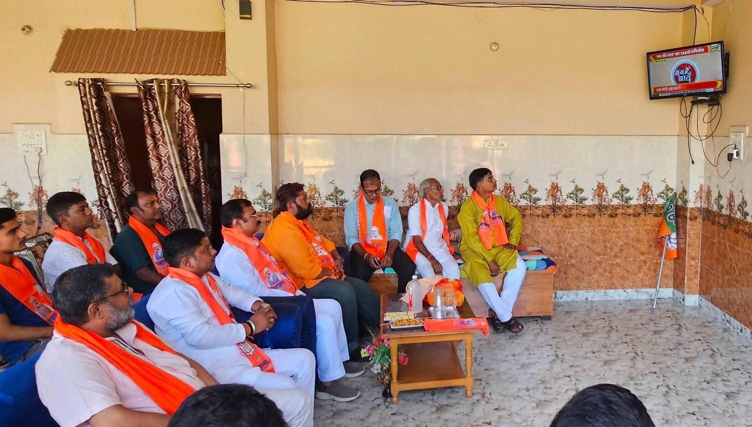 वाराणसी: प्रधानमंत्री नरेंद्र मोदी के लोकप्रिय रेडियो कार्यक्रम ‘मन की बात’ के 126वें संस्करण को रविवार को वाराणसी में भाजपा कार्यकर्ताओं, जनप्रतिनिधियों और नागरिकों ने उत्साहपूर्वक सुना और उसमें बताए गए संदेशों को आत्मसात करने का संकल्प लिया। प्रधानमंत्री मोदी ने इस बार के कार्यक्रम में देश के विकास, स्वदेशी अपनाने, सामाजिक जागरूकता, महिला सशक्तिकरण, स्वच्छता, खादी की बिक्री और राष्ट्रीय स्वयंसेवक संघ की 100 वर्ष की यात्रा जैसे विषयों पर जोर दिया। उन्होंने भगत सिंह और लता मंगेशकर को उनकी जयंती पर श्रद्धांजलि अर्पित करते हुए कहा कि भारत की आत्मनिर्भरता का रास्ता स्वदेशी वस्तुओं को अपनाने में है।