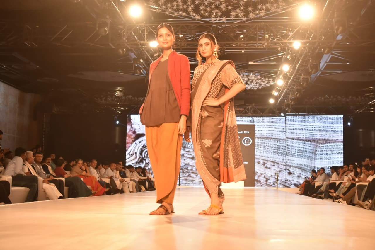 यूपीआईटीएस 2025 में दिखी खादी की दमक:योगी सरकार ने बढ़ाया आत्मनिर्भरता और वैश्विक पहचान का सफर