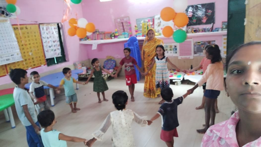 बच्चों को मिल रहीं बालमैत्रिक फर्नीचर, रंग-बिरंगे कक्षा-कक्ष, आउटडोर खेल सामग्री, लर्निंग कॉर्नर और गतिविधि-आधारित वंडर बॉक्स जैसी आधुनिक सुविधाएं