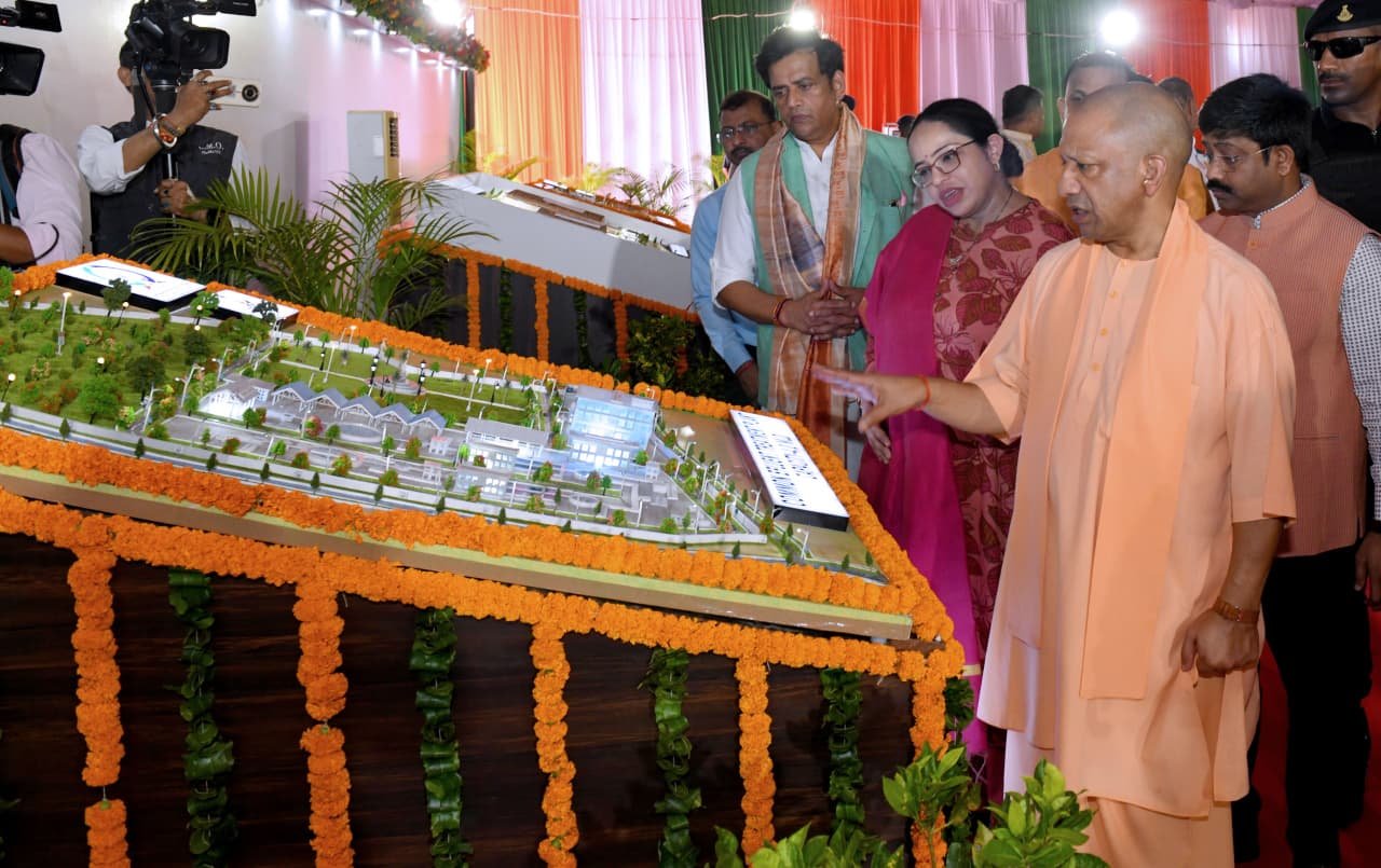 सुरक्षा के माहौल से आता है निवेश, प्रशस्त होता है खुशहाली और समृद्धि का मार्ग : सीएम योगी