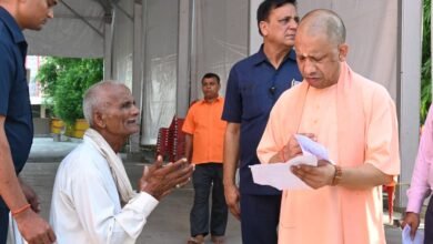 जनता दर्शन में मुख्यमंत्री योगी आदित्यनाथ ने सुनीं 200 लोगों की समस्याएं