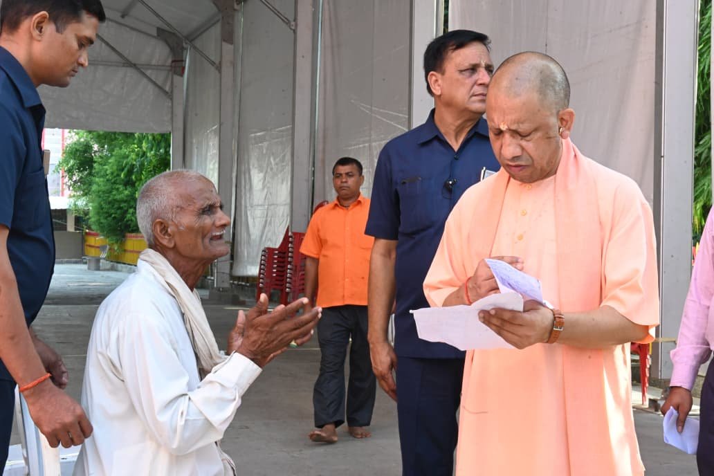 जनता दर्शन में मुख्यमंत्री योगी आदित्यनाथ ने सुनीं 200 लोगों की समस्याएं