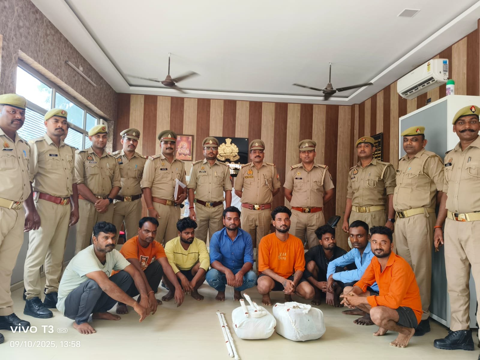गोरखपुर पुलिस ने नयनसर टोल प्लाजा के पास चोरी-लूट की योजना बना रहे 8 शातिर अभियुक्तों को दबोचा